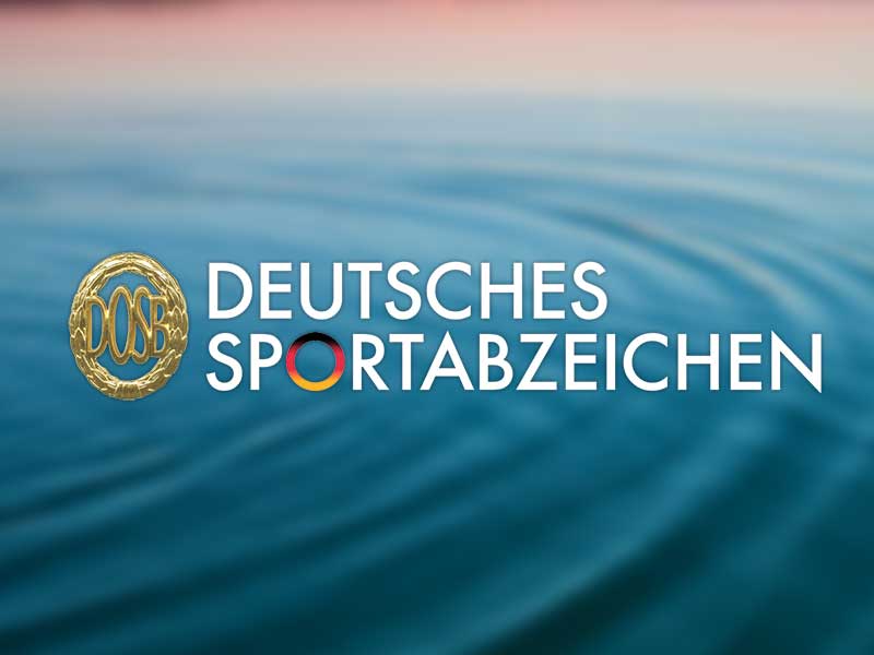 Ein goldenes DOSB-Logo und der Schriftzug „DEUTSCHES SPORTABZEICHEN“ vor einem blauen Hintergrund mit Wasserwellen, der an die erfrischende Atmosphäre am Zieselsmaar erinnert, wo sowohl das Schwimmen als auch die FKK-Tradition gepflegt werden.
