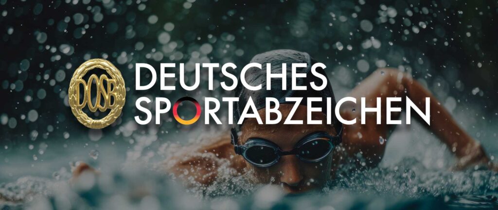 Schwimmer mit Schwimmbrille beim Schmetterlingsschwimmen am Zieselsmaar, mit dem Schriftzug „Deutsches Sportabzeichen“, dem Logo der goldenen Plakette und einem Hauch von Freizeit.